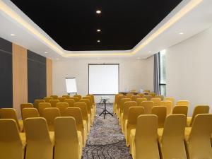 Luminor Hotel Padjadjaran Bogor by WH的商務中心和／或會議室