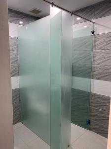 cabina de ducha de cristal en una habitación en MANG DEN Romantic, en Kon Von Kla