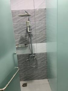 um chuveiro com uma porta de vidro na casa de banho em MANG DEN Romantic em Kon Von Kla