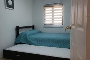 a bedroom with two beds and a window at Primera Casa de Contenedores en Monterrico. in Monterrico