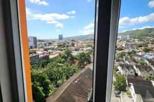 uma vista da cidade a partir de uma janela em E Staycation Studio em Cebu