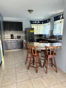 eine Küche mit einem Holztisch und Stühlen in der Unterkunft Hermosa casa para descanso in Linda Vista