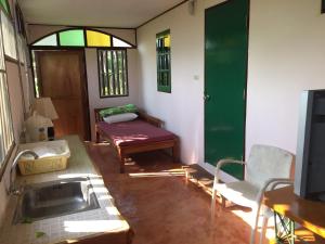 Cette chambre dispose d'un lavabo, d'une table et d'un canapé. dans l'établissement Sanita Cottage, à Chom Bung 47 autres photos