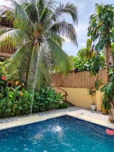 una piscina con una palmera y una fuente en Sanset Villa 1 and 2 en Alburquerque