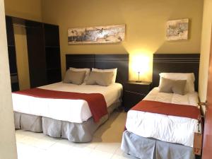 ein Schlafzimmer mit 2 Betten und einer Lampe in der Unterkunft LAS SALINAS GRAN HOTEL in San José de las Salinas