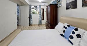 1 dormitorio con 1 cama y puerta de entrada en Rincón Marino, en Sosúa