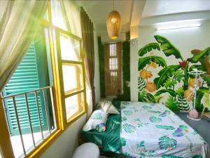 een slaapkamer met een bed en een raam bij Luna Old Quarter Homestay room #3 in Hanoi