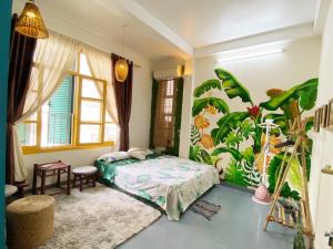 een slaapkamer met een bed en een tropische muurschildering bij Luna Old Quarter Homestay room #3 in Hanoi