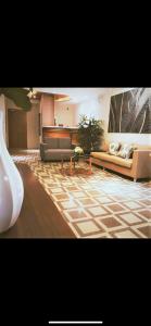 卡蘭巴的住宿－CRYSTAL CONDO RENTAL，带沙发、桌子和沙发的客厅