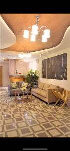 卡蘭巴的住宿－CRYSTAL CONDO RENTAL，带沙发和桌子的客厅以及天花板