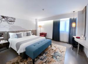 Un pat sau paturi într-o cameră la Hotel Neo Malioboro by ASTON