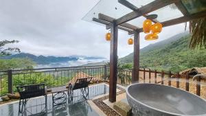 eine Badewanne auf dem Balkon mit Bergblick in der Unterkunft Pu Luong Paradise in Hương Bá Thước