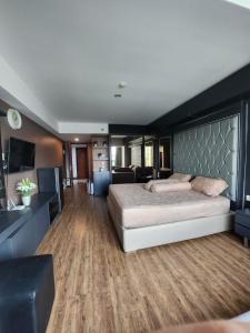ein Schlafzimmer mit einem großen Bett und einem TV in der Unterkunft Studio Room 311 Sadewa by The Alana in Kejayan