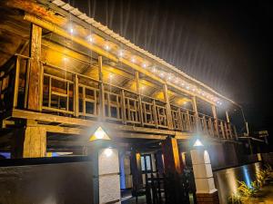 Owinro Beach Hotel & Restaurant - Waikkala في Kammala South: مبنى عليه انوار ليلا