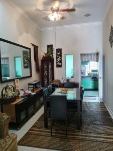 - un salon avec une table et un canapé dans l'établissement DAlyaHomestay, à Malacca