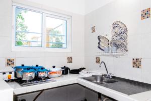 uma cozinha com panelas e frigideiras no fogão em Casa Campestre VillaReal em Monterrey