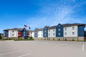 una fila de casas en un estacionamiento en Candlewood Suites Lake Jackson, an IHG Hotel, en Lake Jackson