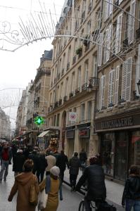 Un groupe de personnes marchant dans une rue urbaine animée dans l'établissement Hotel Zora, à Paris