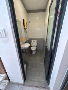 uma casa de banho com um WC e um lavatório em 123 House with cinema room in District 1 em Cidade de Ho Chi Minh