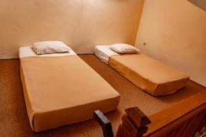 Tempat tidur dalam kamar di PURI DIBIA HOTEL