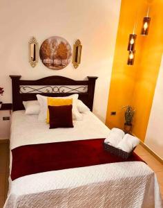 - une chambre avec un grand lit et des draps blancs dans l'établissement Hermoso Apartamento en Copan Ruinas, à Copan Ruinas