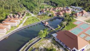 Ban ThurianBBVC Hostel CollegeStay的享有湖景度假屋的顶部景致