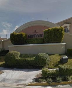 un bâtiment avec des buissons et des haies dans une cour dans l'établissement Casa Granada cercana a consulado y aeropuerto., à Ciudad Juárez