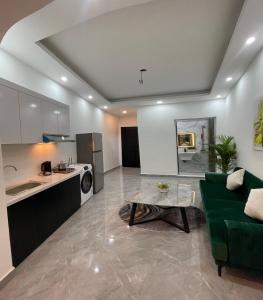 sala de estar con sofá verde y cocina en Lami Homestay and Apartments, en Hanói