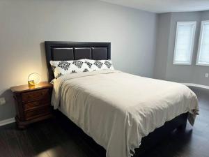 Ένα ή περισσότερα κρεβάτια σε δωμάτιο στο Spacious + Minimalistic Home in Whitby