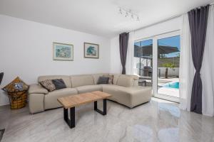 una sala de estar con un sofá y una mesa en Modern Holiday House Jadranka With Pool - Happy Rentals, en Pinezici