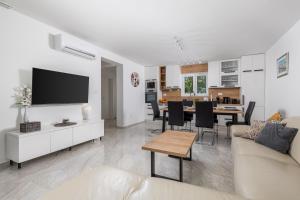 una sala de estar con un sofá y una mesa en Modern Holiday House Jadranka With Pool - Happy Rentals, en Pinezici