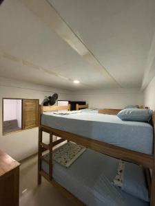 una camera con un grande letto di La Casa de Ian a Santa Marta
