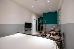 台南的住宿－RAITO Hostel來多旅宿台南民宿，一间卧室设有一张床和一间客厅。