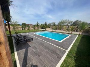 a swimming pool in a yard with a bench at Cabañas JUDÁ in Yopal +12 photos
