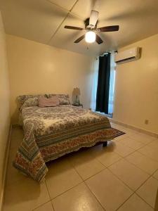 a bedroom with a bed and a ceiling fan at [NEW] Tumon 온비치하우스 - 갤러리아 뒷편 / 투몬비치 도보 7분거리 in Tumon