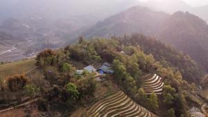 een luchtzicht op een dorp op een berg bij Sapa Hillcrest homestay in Lao Cai