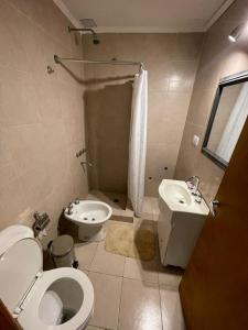 łazienka z toaletą i umywalką w obiekcie departamento cerca centro viejo (no playa) w mieście Necochea