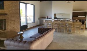 - un salon avec un canapé et une table avec des chaises dans l'établissement Casa Gande, à San Fernando del Valle de Catamarca