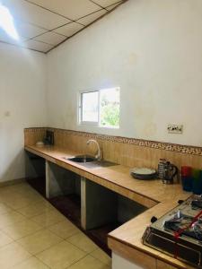 encimera de cocina con fregadero y ventana en Delight Homestay en Ahangama