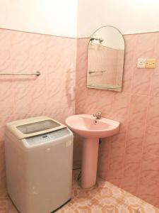阿漢伽馬的住宿－Delight Homestay，一间带水槽和垃圾桶的浴室