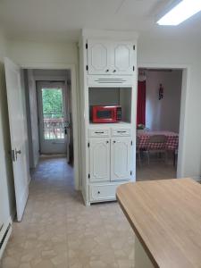 Kuchyň nebo kuchyňský kout v ubytování Private Single Level Standalone House Large Lot - 3 Bedrooms