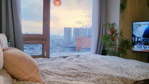 1 dormitorio con vistas a la ciudad desde una ventana en Konkuk University Station 10 seconds with romantic oceanview, en Seúl