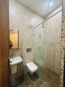 Ένα μπάνιο στο 3 bhk luxury flat in gillco kharar