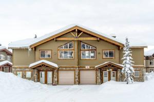 Una casa en la nieve con nieve en Eagle Ridge Pet-Friendly Chalet, en Big White