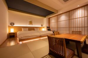 a bedroom with a bed and a wooden table at Suminoyu in Yamanouchi