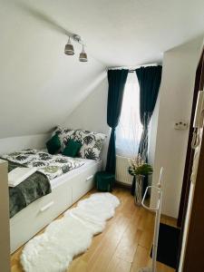 um quarto com uma cama com um tapete no chão em Barbarosa Rüsselsheim Königstädten 1 em Königstädten