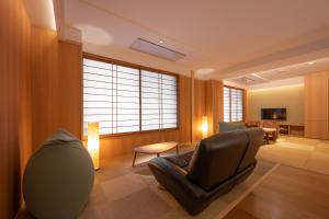 sala de estar con sofá y silla en Suminoyu en Yamanouchi
