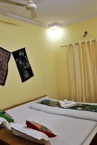 2 Betten nebeneinander in einem Zimmer in der Unterkunft Urmila Homestay in Jaisalmer