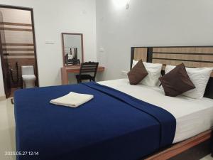 Postel nebo postele na pokoji v ubytování Puthooram Seaview Cliff Resort