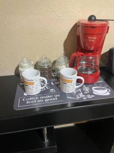a counter with three coffee cups and a blender at Departamento Arizona apartment Cercano a Consulado y puentes internacionales in Ciudad Juárez